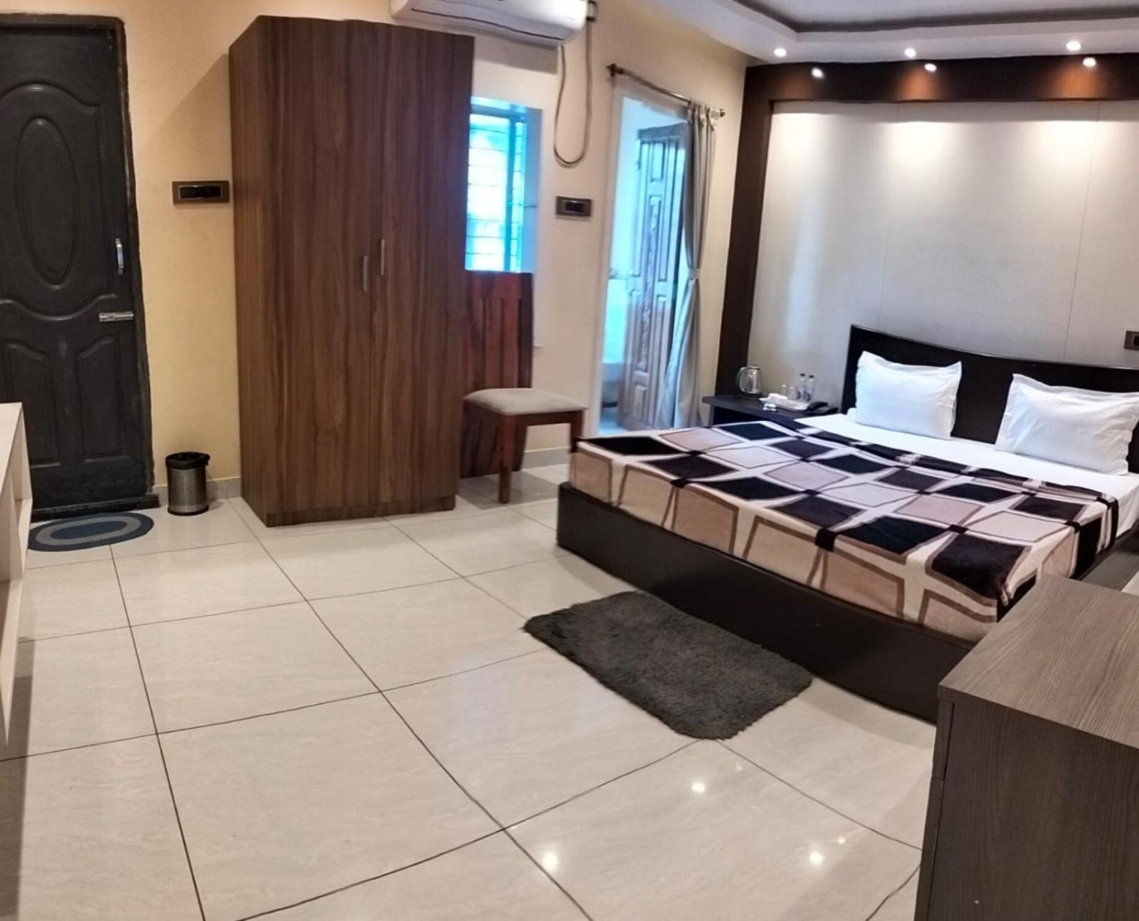 Hotel Trisplanet Kalyani Esterno foto